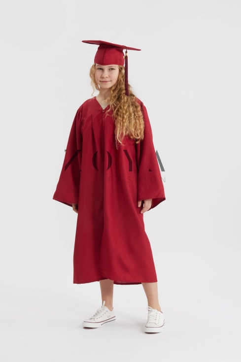 toga absolwencka, biret absolwencki, strój na zakończenie szkoły, toga dla dzieci, toga na studia, uroczysta toga, elegancki strój absolwencki, bordowa toga, akademicki biret, ubranie na zakończenie edukacji