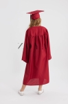 toga absolwencka, biret absolwencki, strój na zakończenie szkoły, toga dla dzieci, toga na studia, uroczysta toga, elegancki strój absolwencki, bordowa toga, akademicki biret, ubranie na zakończenie edukacji