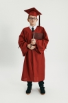 toga absolwencka, biret absolwencki, strój na zakończenie szkoły, toga dla dzieci, toga na studia, uroczysta toga, elegancki strój absolwencki, bordowa toga, akademicki biret, ubranie na zakończenie edukacji