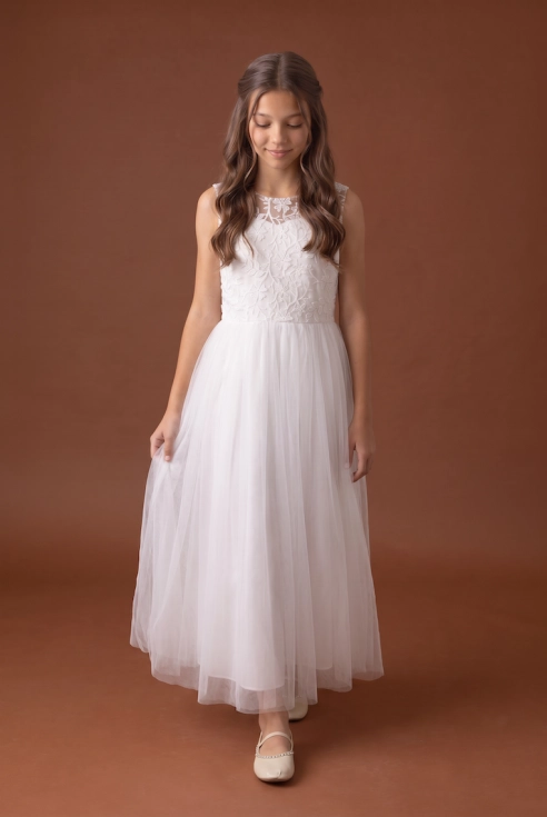 Same_young_girl_and_same_product_photo_shoot_as_th-1792824190407.png