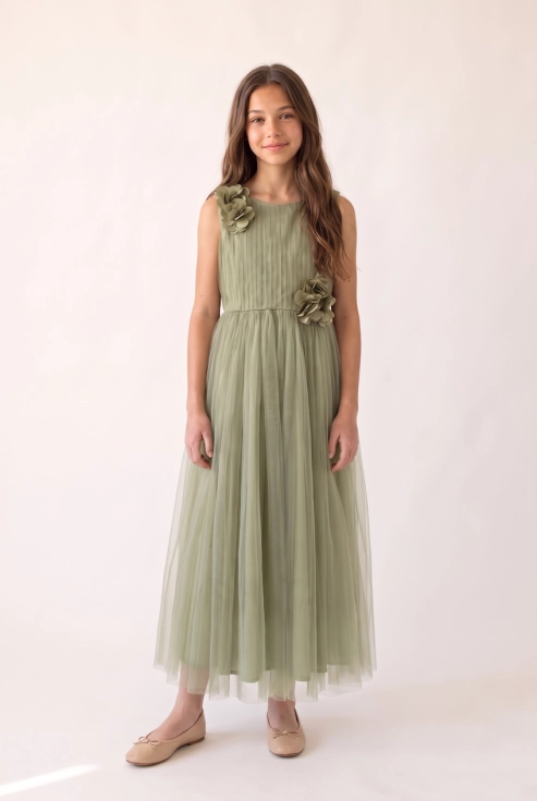 Take_the_girl_in_the_reference_photo_and_make_her_-1793211232506.png